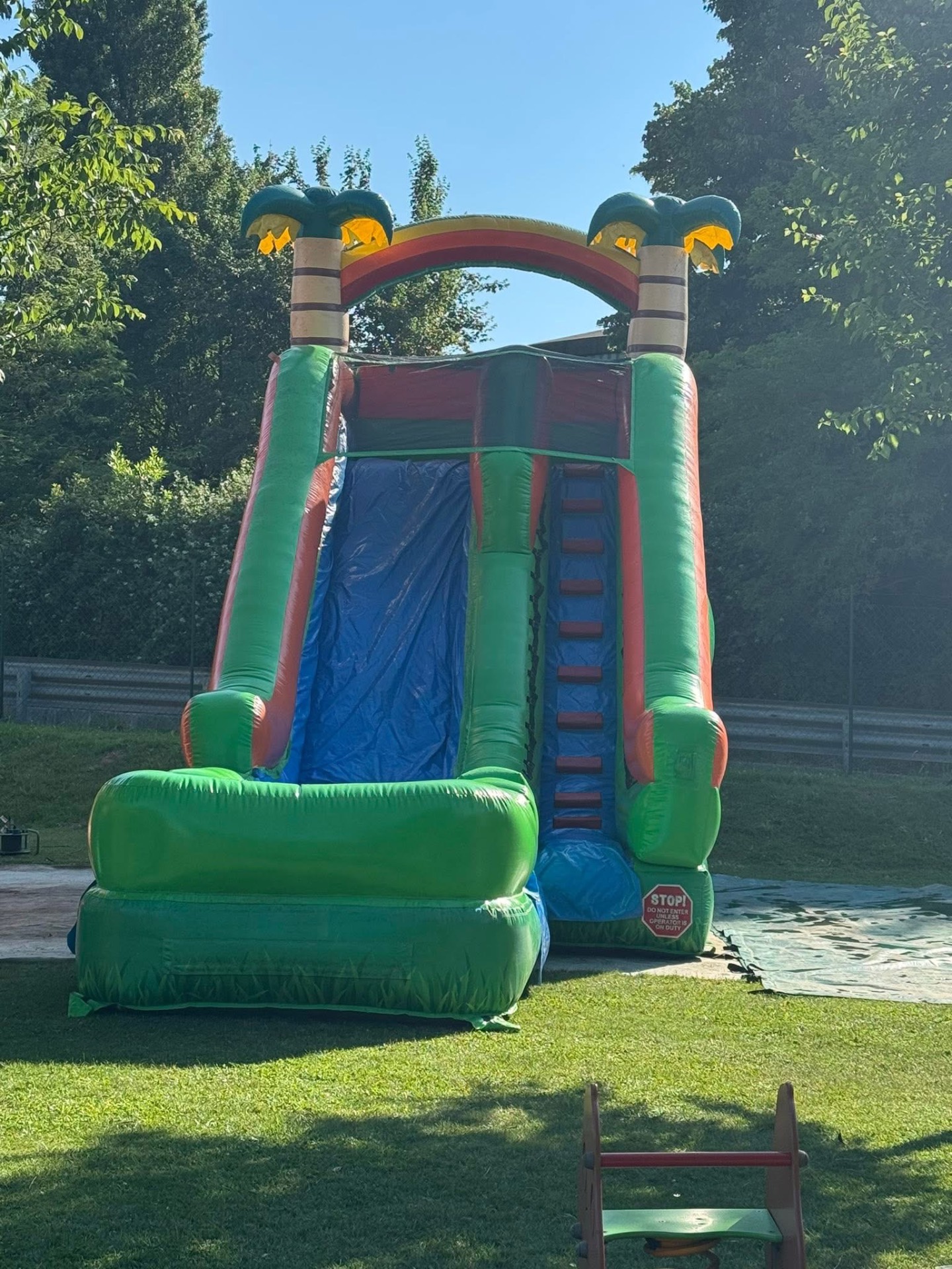 Scivolo gonfiabile per i bambini in giardino