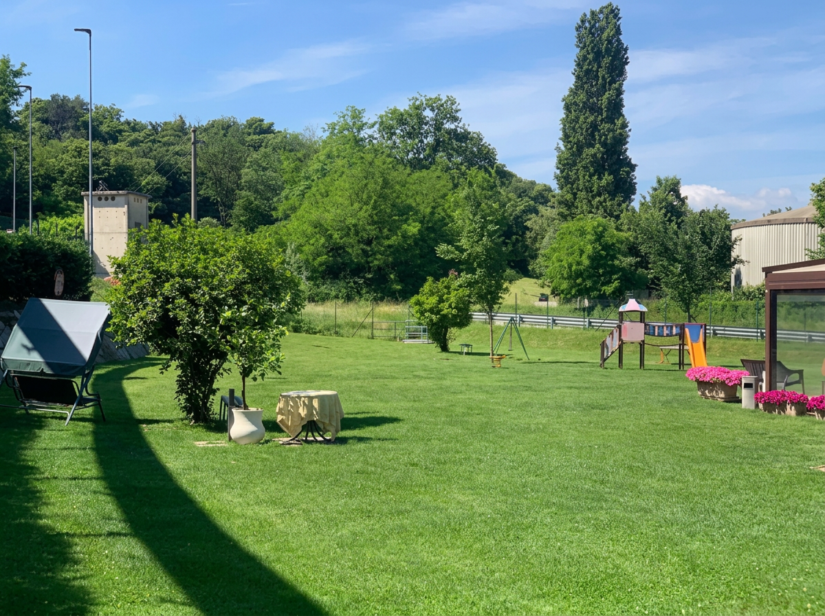 Il prato con il dondolo e l'area giochi dei bambini