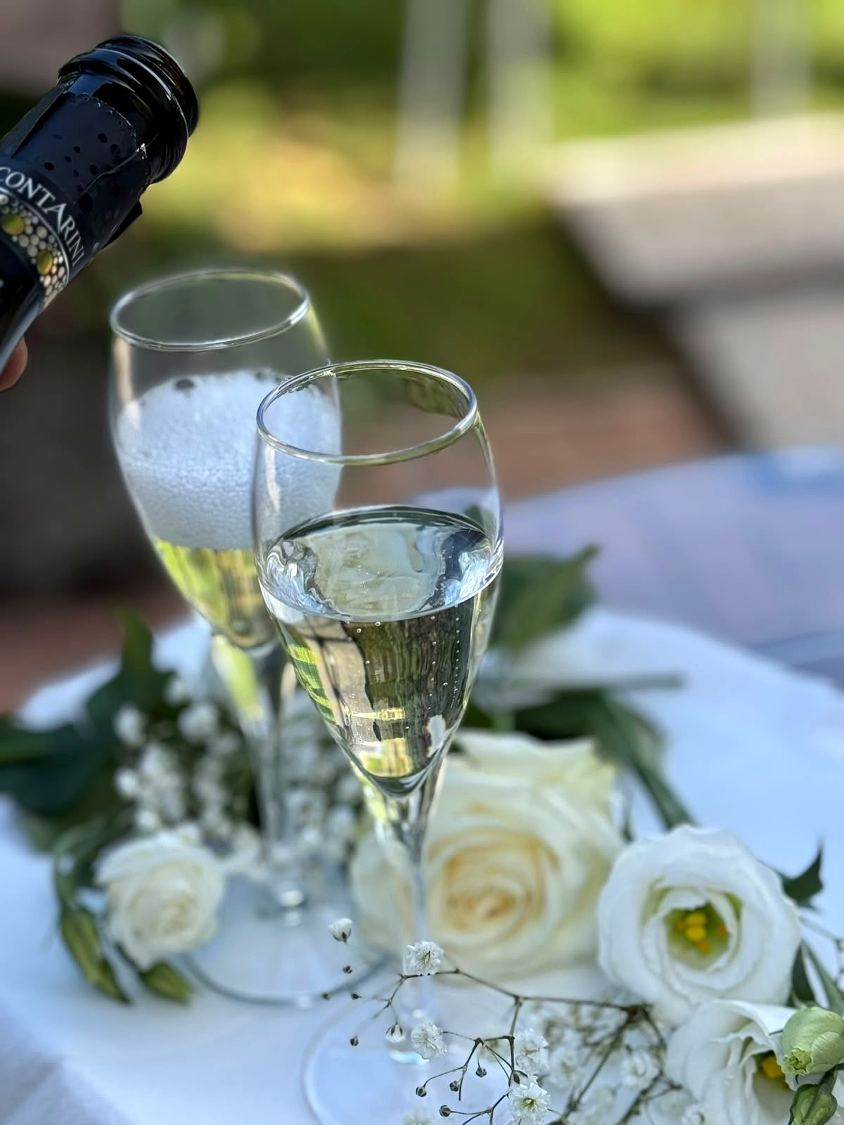 Brindisi con spumante e rose bianche