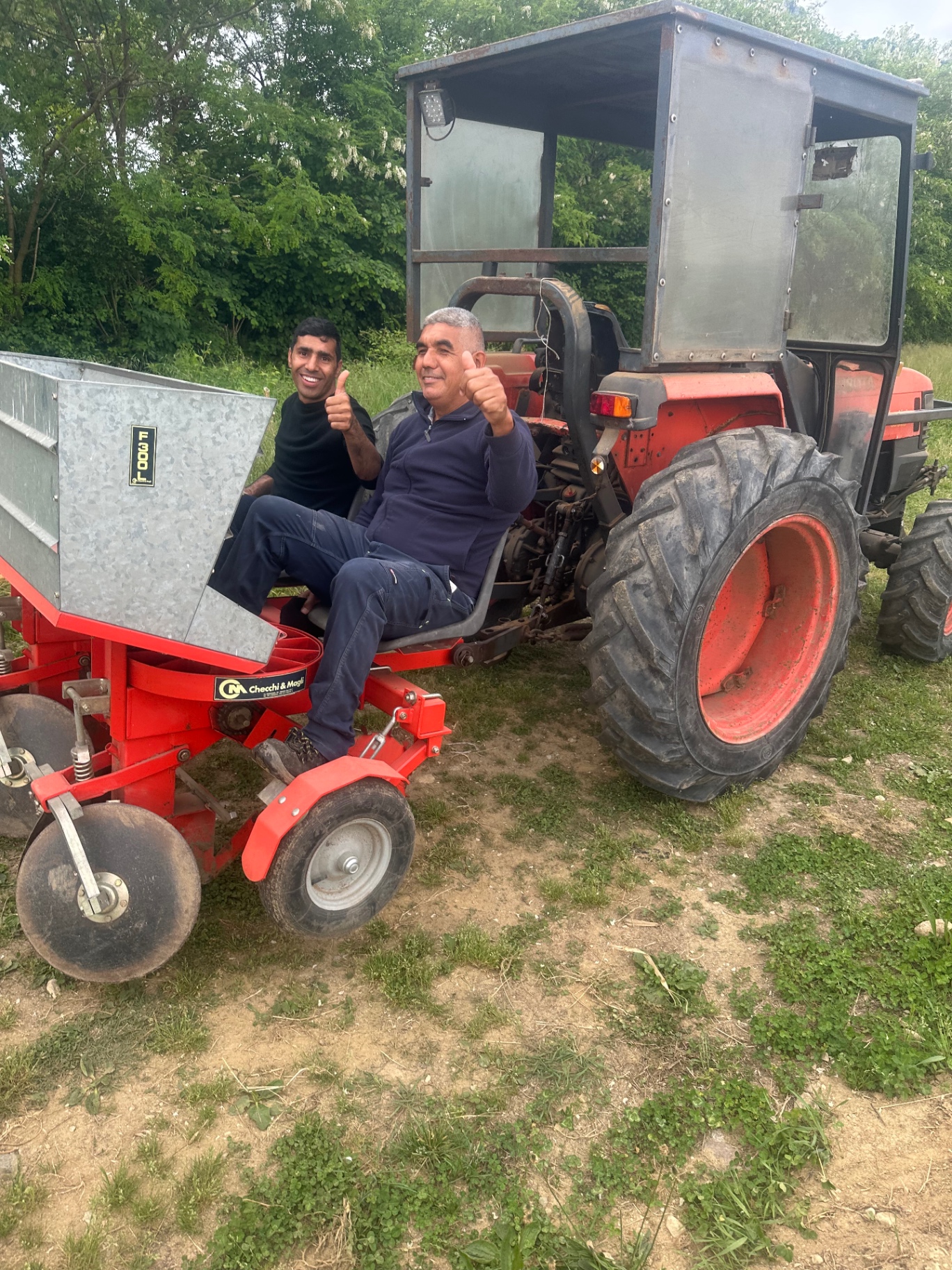 La semina a mano in campo con il trattore