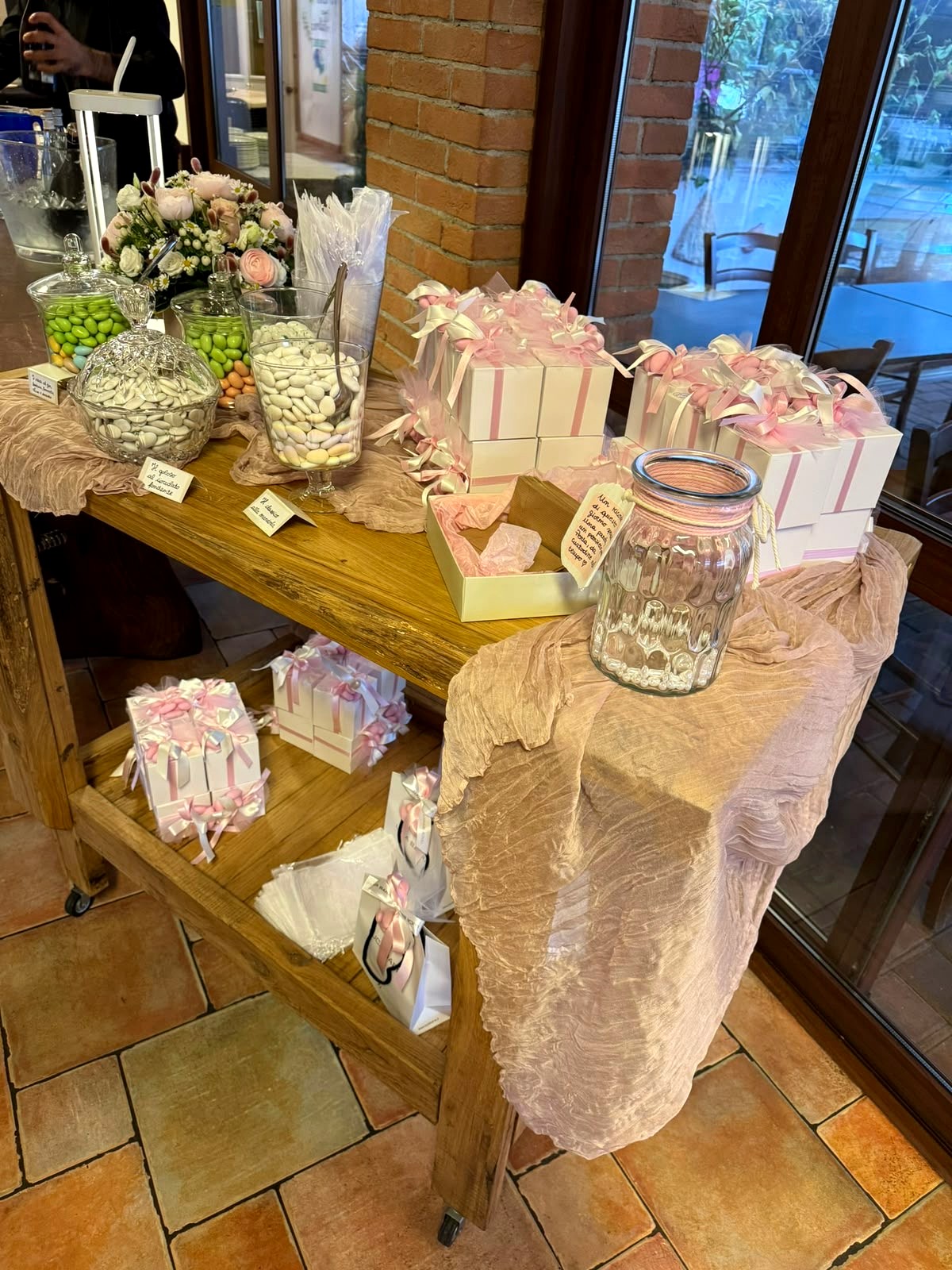 Tavolo della confettata con bomboniere