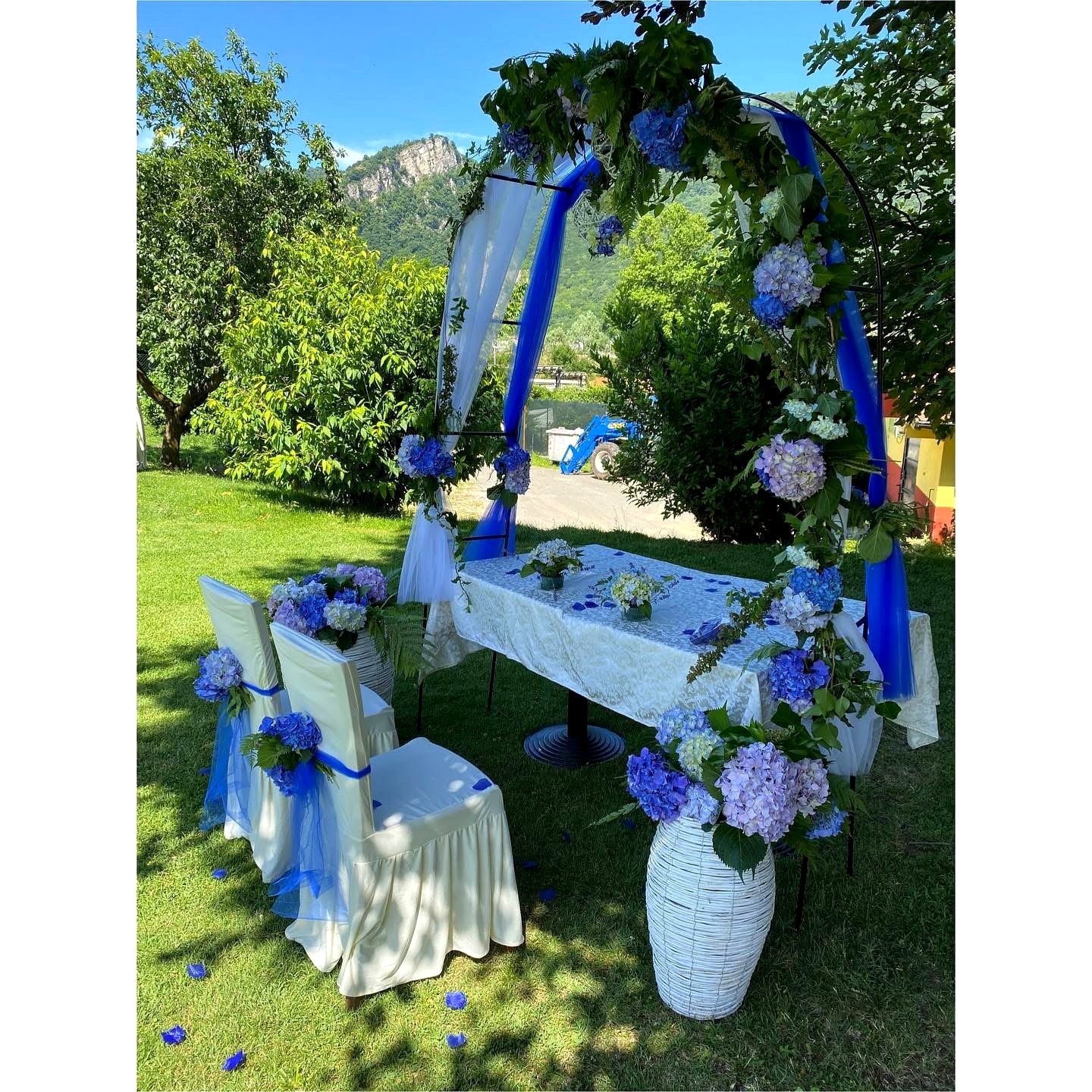 Arco fiorito per la cerimonia all'aperto in giardino