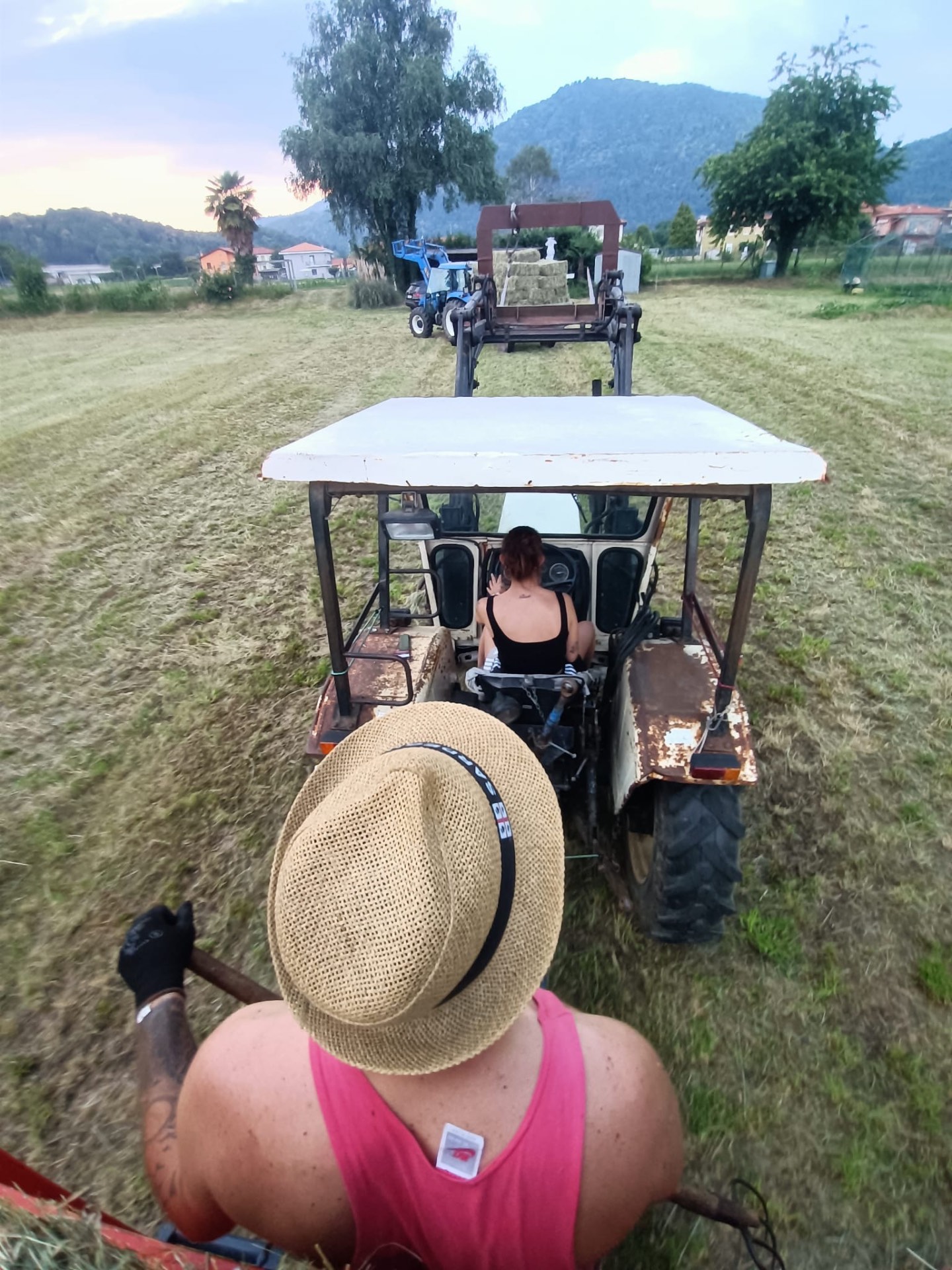 Le macchine al lavoro per caricare il fieno