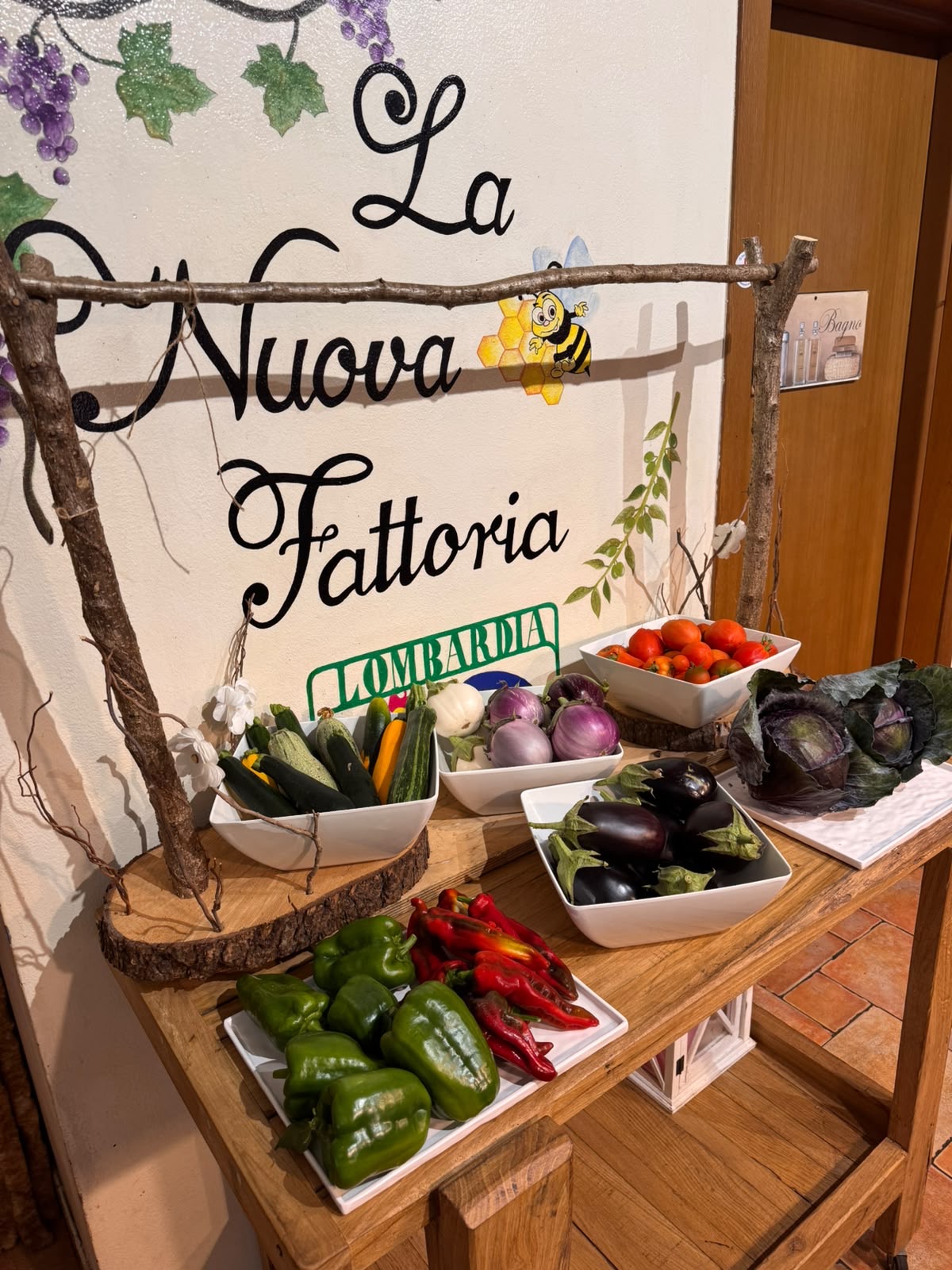 Cesti di verdure nostrane esposti alla Nuova Fattoria