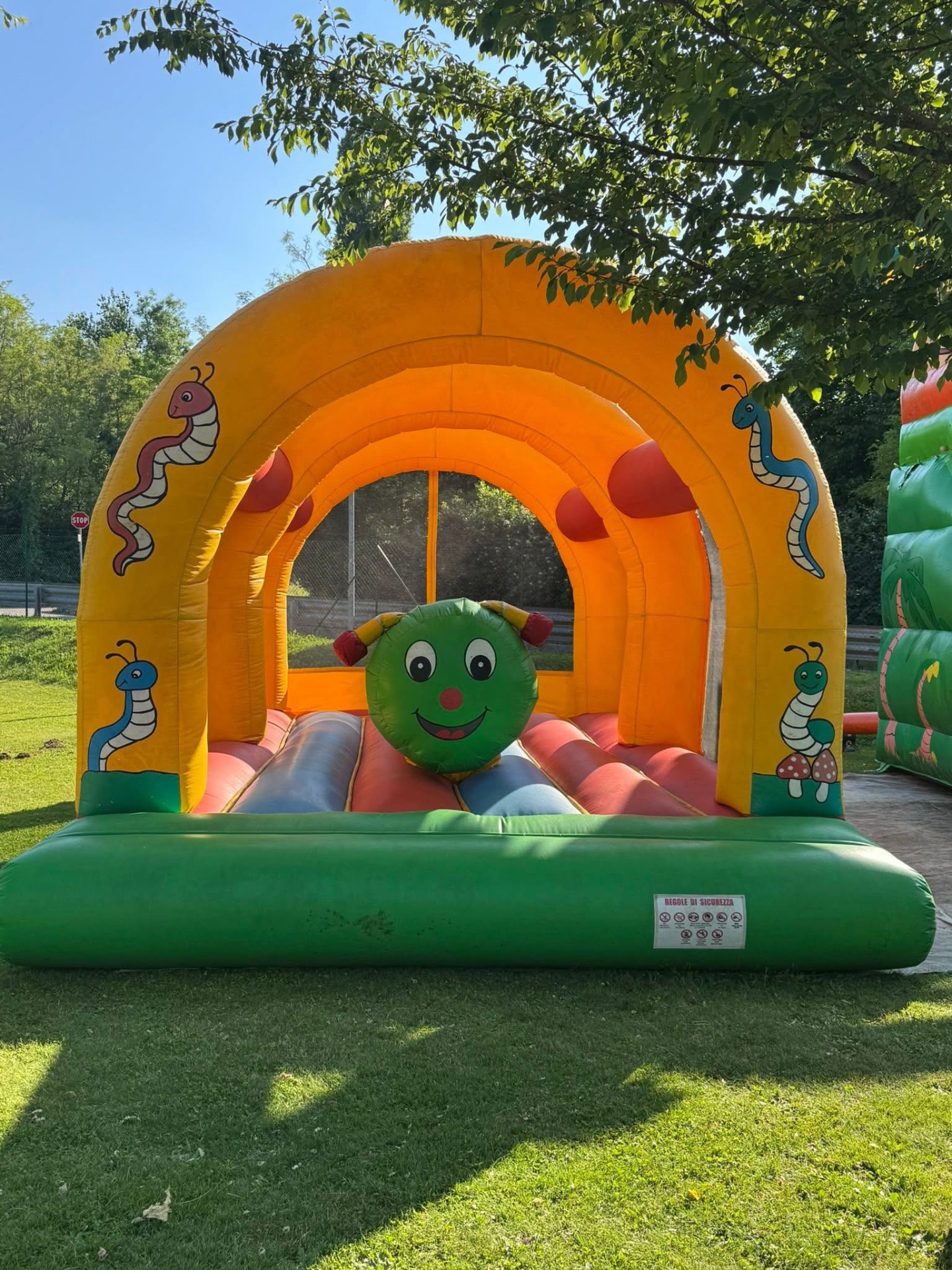Gonfiabile per i bambini in giardino