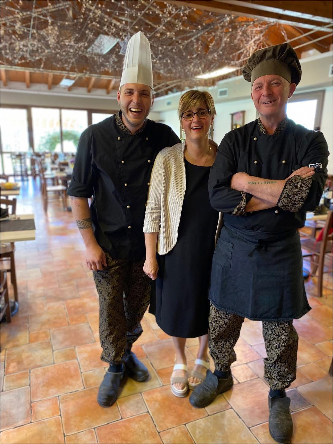 Andrea, Pamela e Paolo, i cuochi de La Nuova Fattoria, nella sala del ristorante